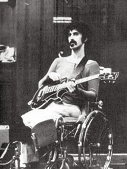 F. Zappa invalido vėžimėlyje.